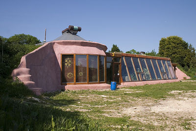 El diseño utilizado en la mayoría de Earthship, corresponde a la utilización de una larga serie de ventanas y neumáticos, caracterizan a este tipo de construcción