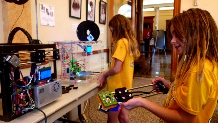 3D printer girls.jpg